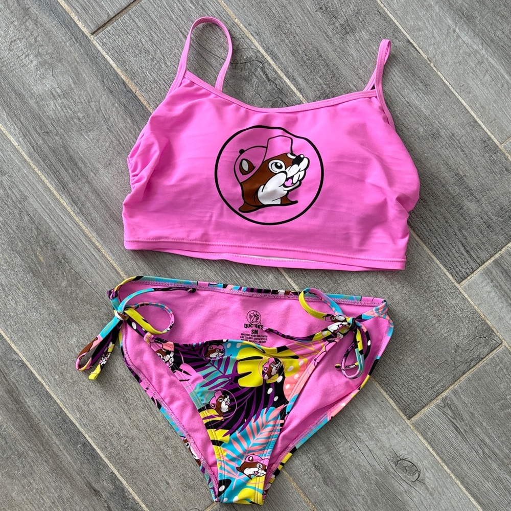 Buc-ee’s women’s swim suit small.